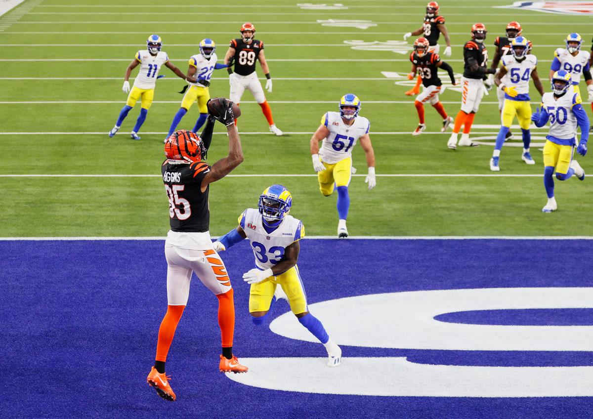 Tee Higgins atrapa el ovoide para el touchdown de los Bengals.