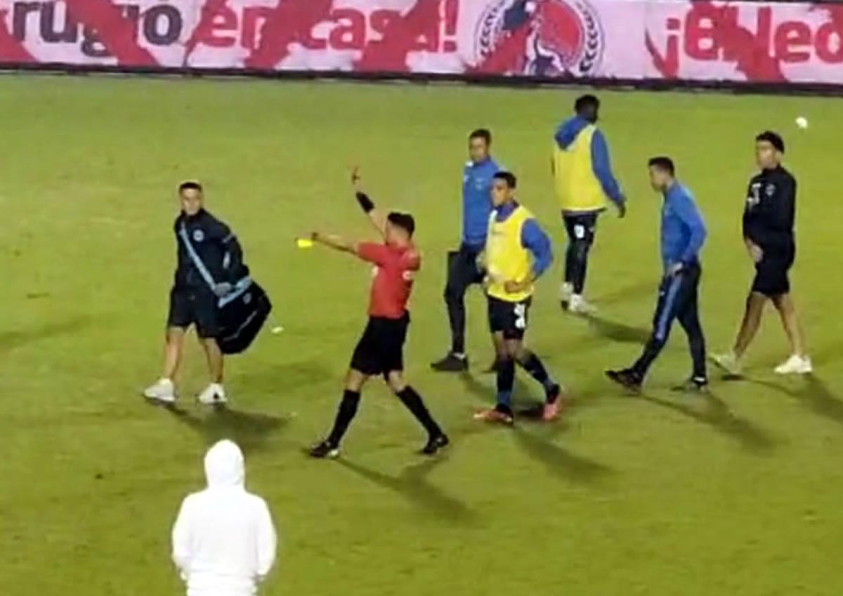 El árbitro Saíd Martínez mostró tarjeta roja tras el zafarrancho.