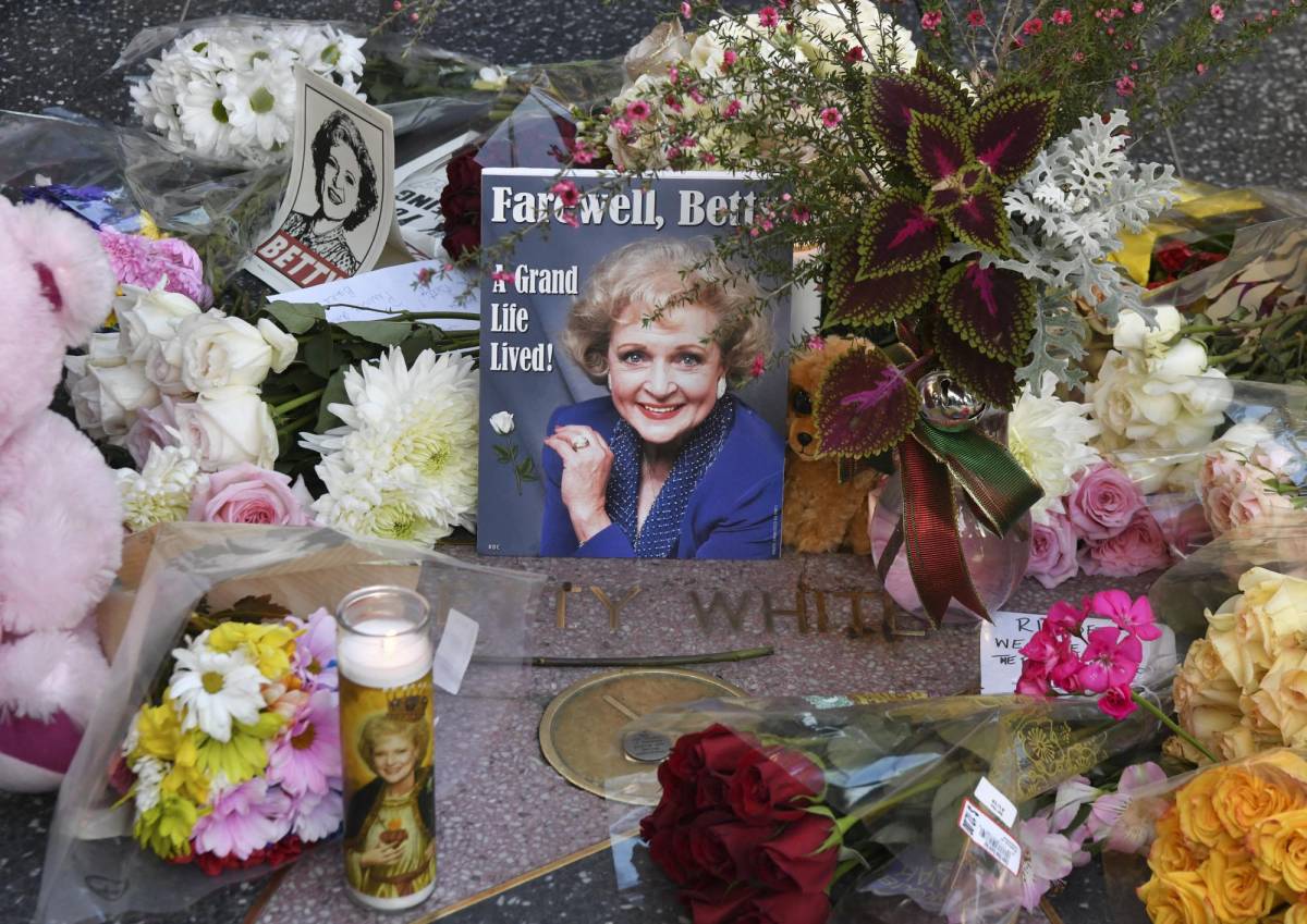 White, quien hizo reír al público de la televisión estadounidense durante más de siete décadas, protagonizando las populares comedias de situación “The Golden Girls” y “The Mary Tyler Moore Show”, murió el 31 de diciembre a los 99 años.