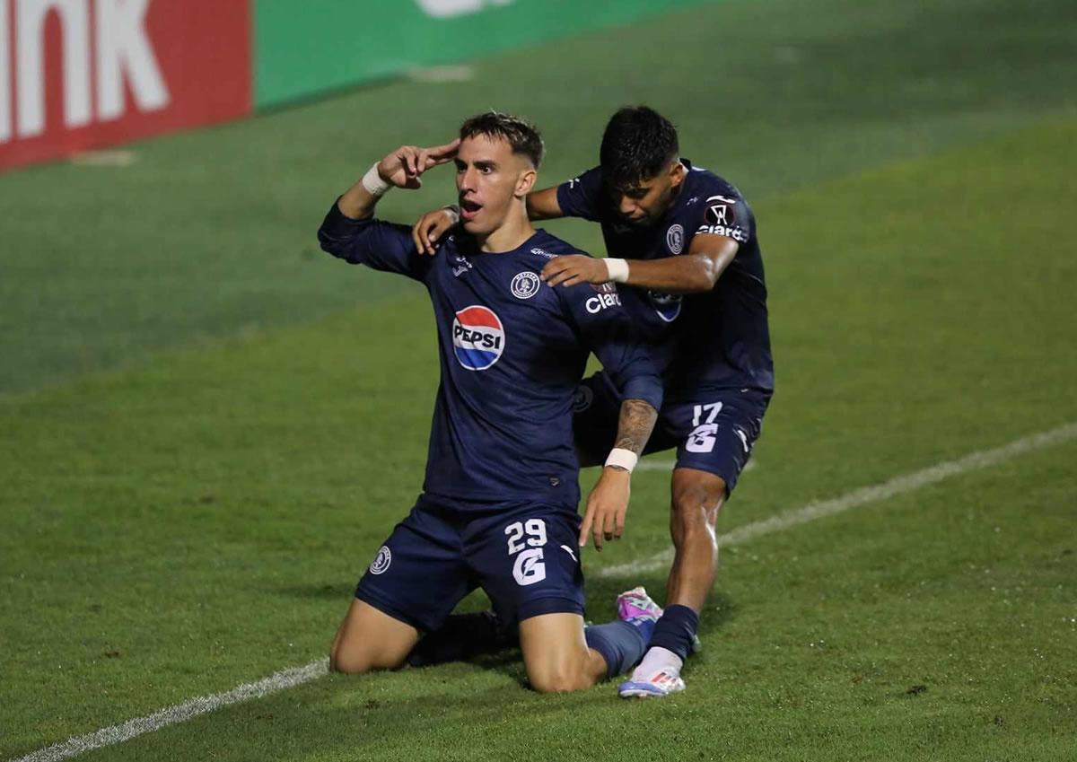 Así celebró Rodrigo Auzmendi su gol que devolvió la ventaja a Motagua.