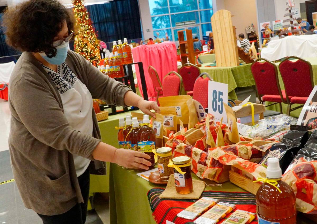 Productos variados ofrecen mipymes en el Bazar Navideño