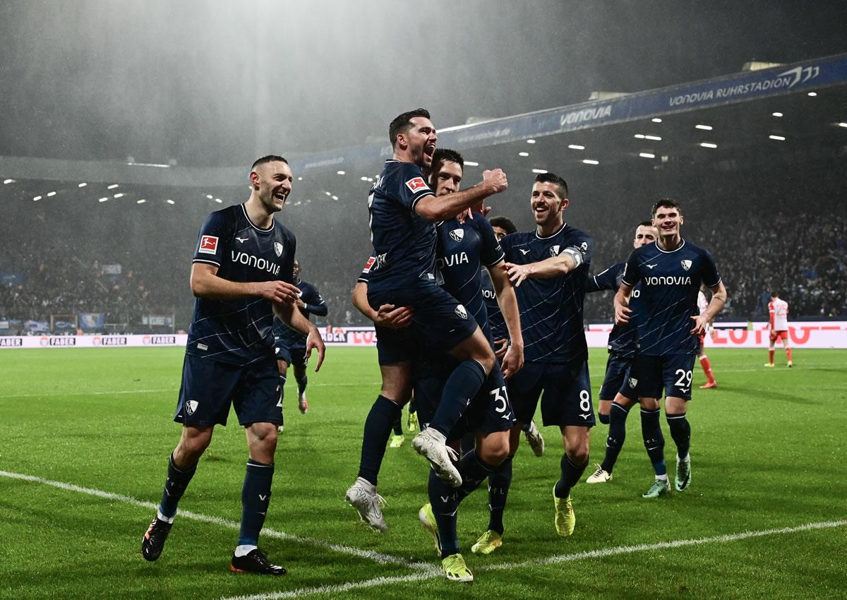 Los jugadores del Bochum celebrando uno de los goles en la remontada contra el Bayern.