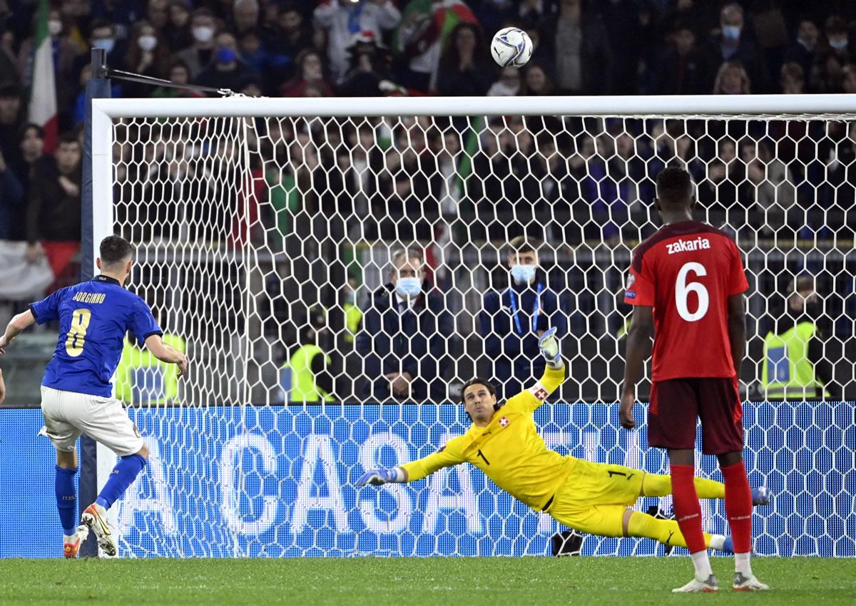 Jorginho mandó la pelota por arriba del arco de Suiza.