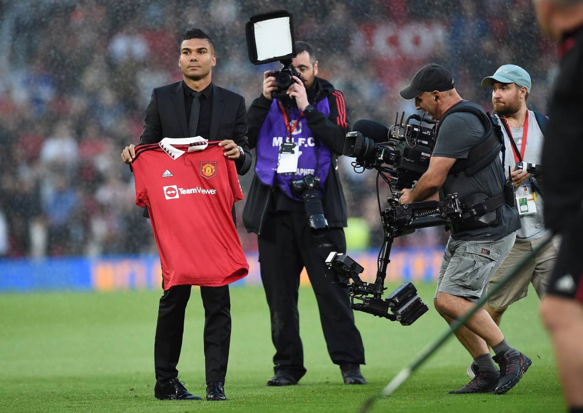 Casemiro fue presentado en Old Trafford en el clásico Manchester United vs Liverpool.