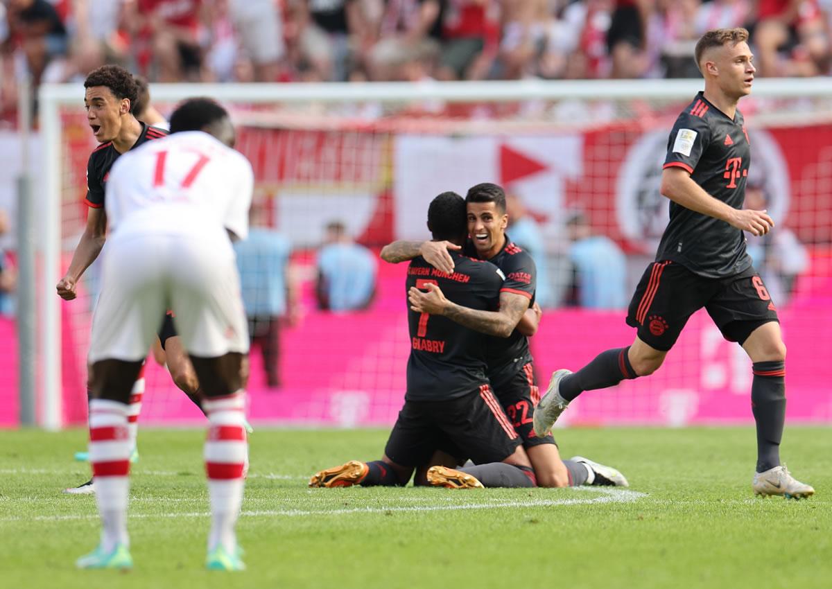 Musiala, Gnabry, Cancelo y Kimmich celebran la Bundesliga en Colonia.