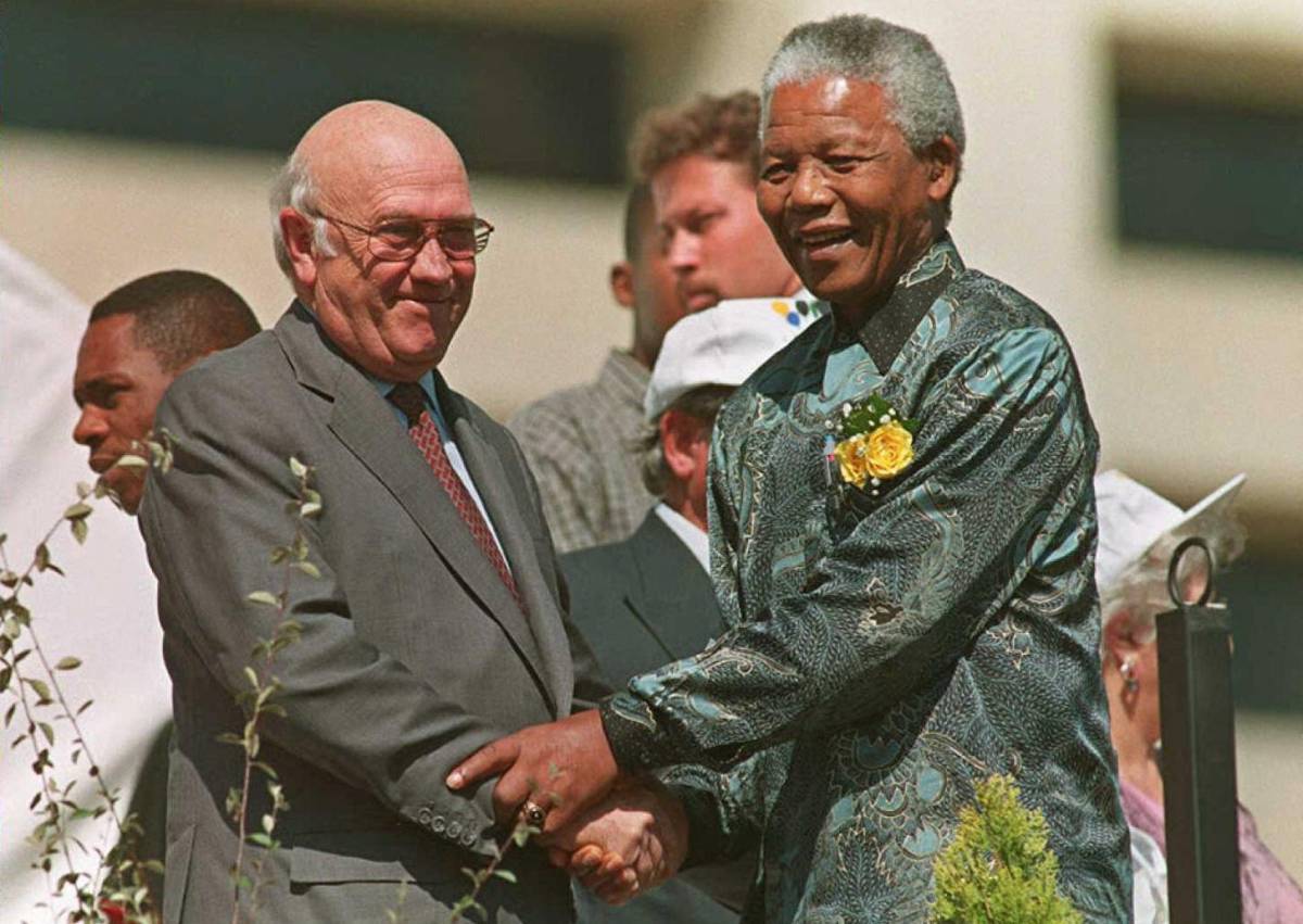 Foto del 27 de abril de 1996, el presidente Nelson Mandela toma de la mano al vicepresidente Frederik W.