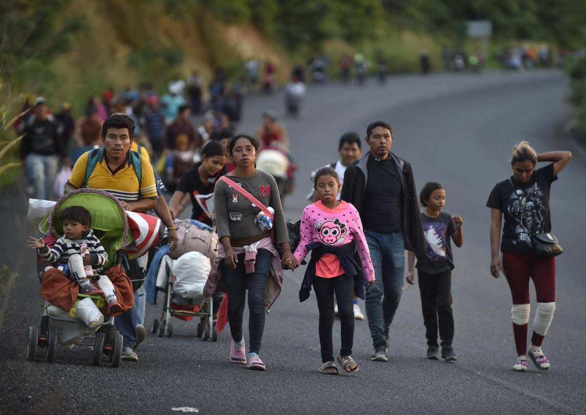 Montan retenes para frenar caravana de migrantes en México