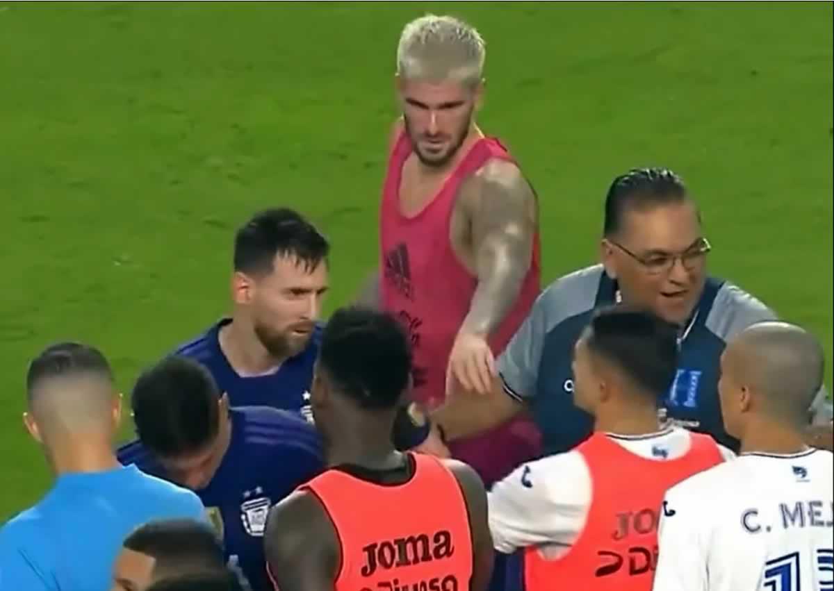 Al ver lo que pasaba, Rodrigo De Paul actuó como un ‘guardaespaldas‘ de Messi y le bajo el brazo a Gerardo Mejía.
