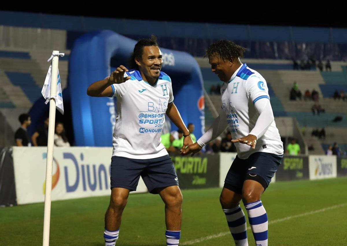 ’Rambo’ de León y Carlos Pavón celebraron bailando punta.