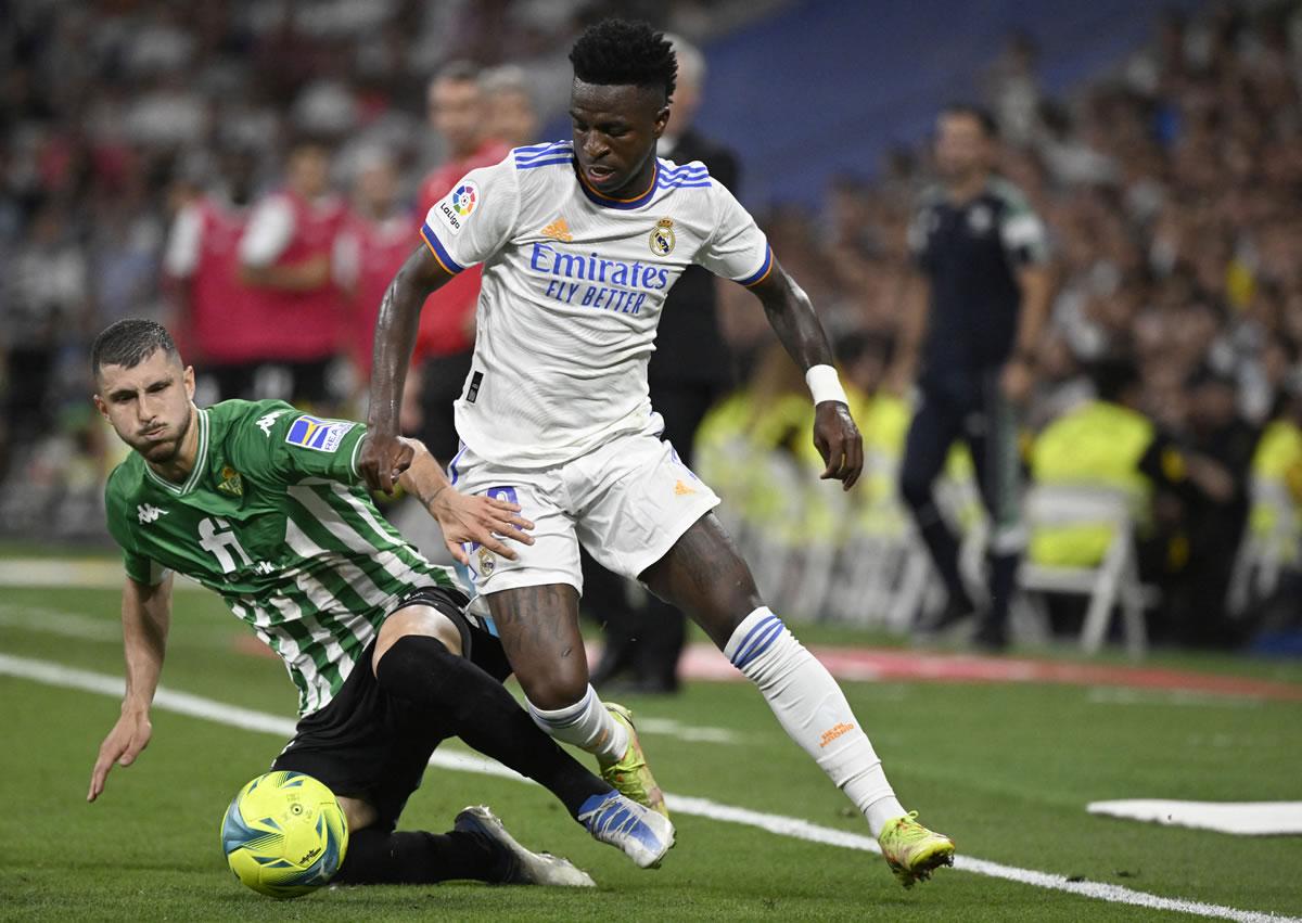 Vinicius dejando atrás la marca de Guido Rodríguez.