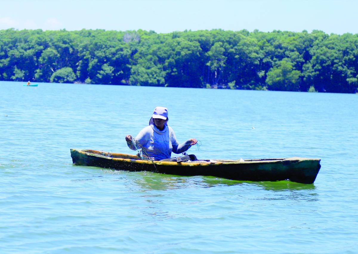 Pobladores de Miami viven del turismo y pesca de róbalo y cangrejo