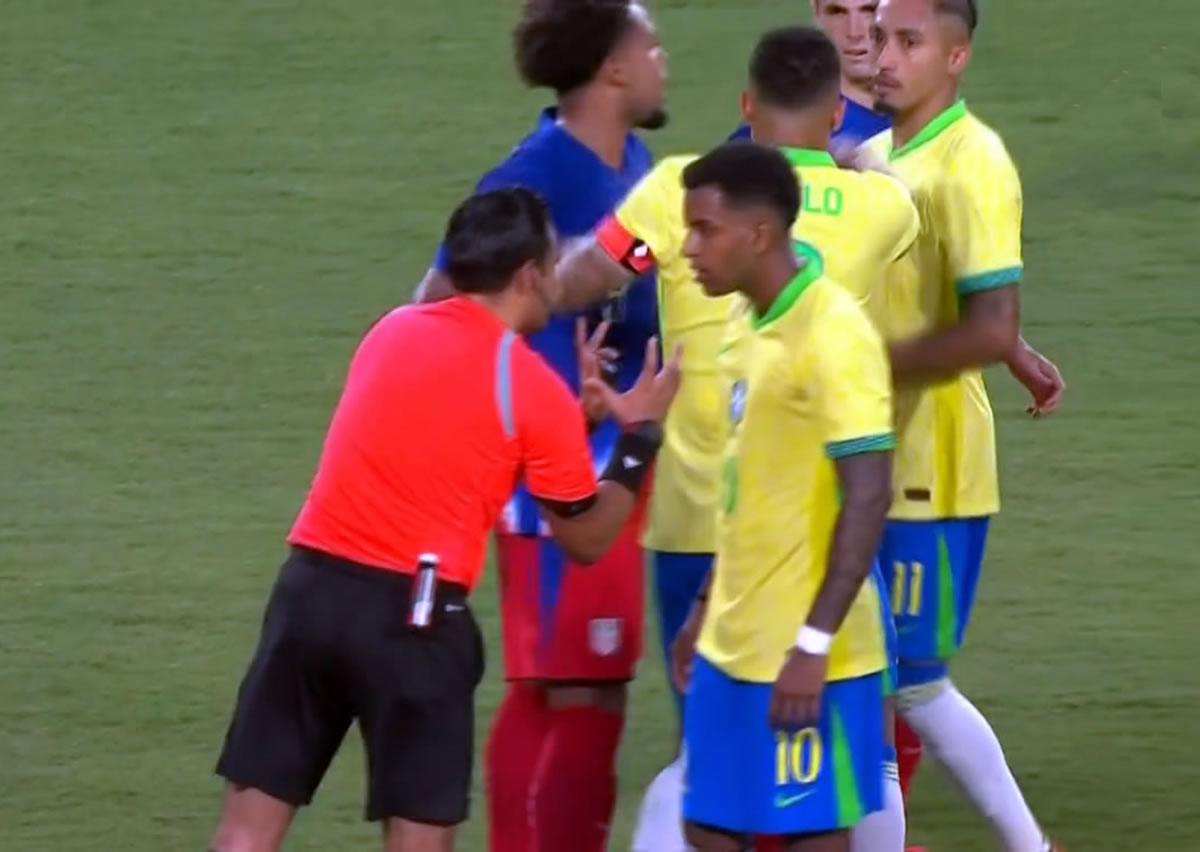 La polémica decisión de Saíd Martínez con el VAR en el amistoso EEUU-Brasil