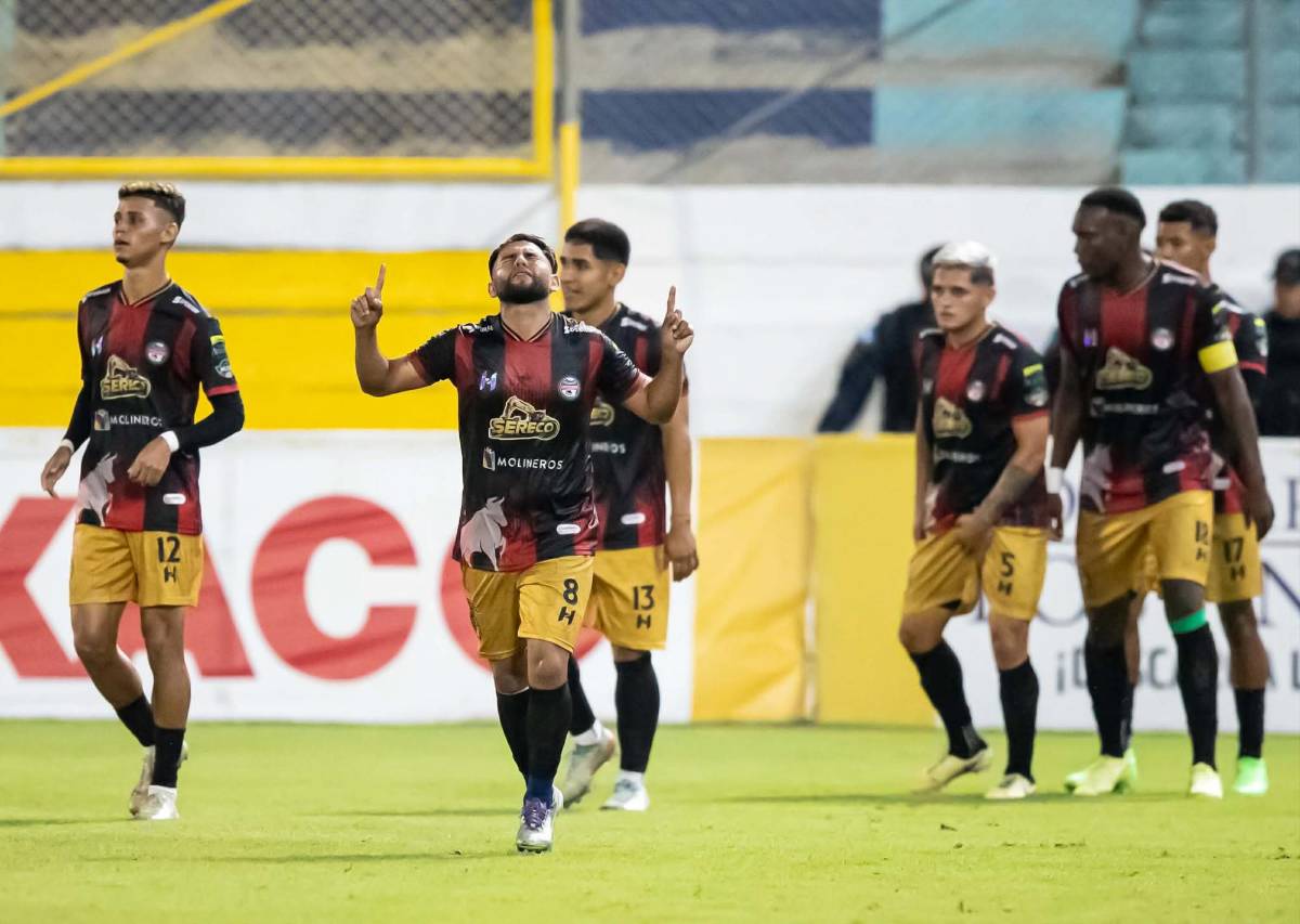 Futbolista sorprende a su bella novia, beso, fiesta del Real España y susto