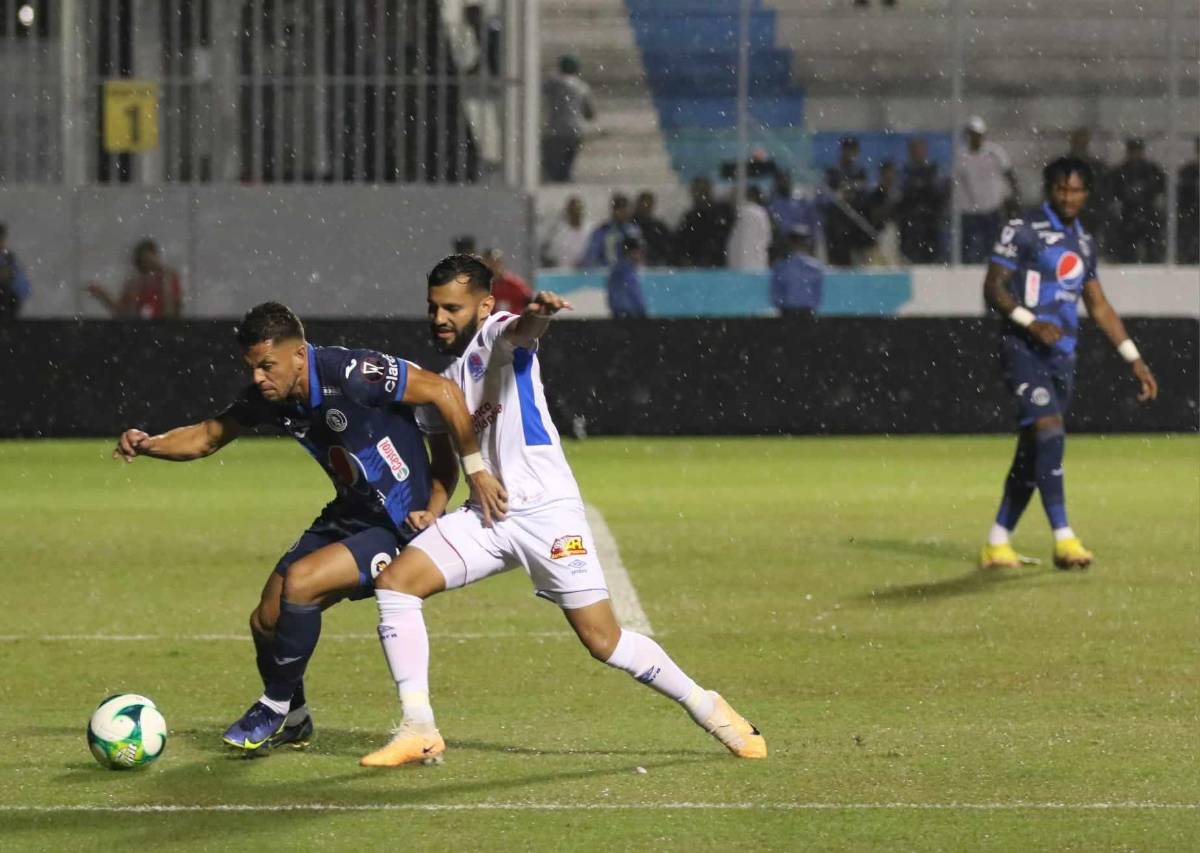 Jorge Álvarez y Marcelo Santos en la disputa del balón.