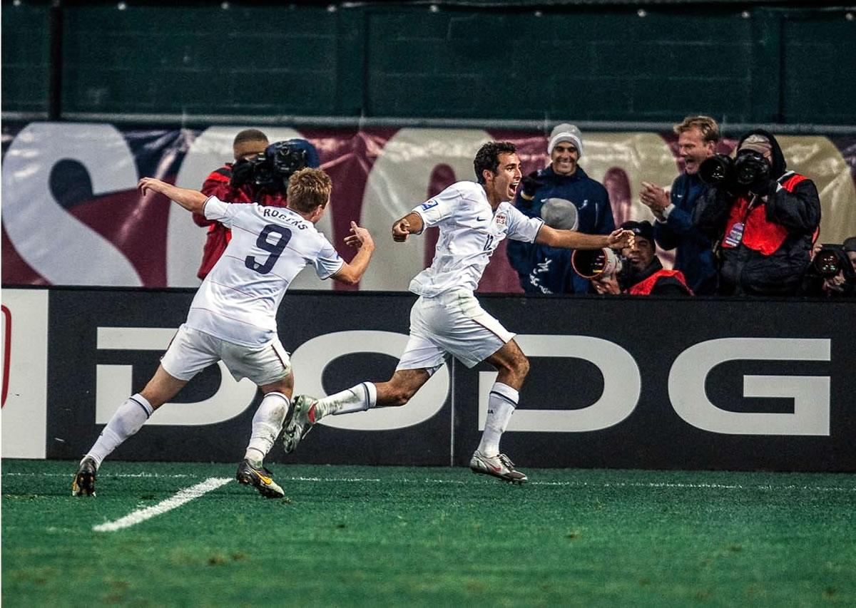 Jonathan Bornstein celebrando aquel histórico gol que metió a Honduras al Mundial de Sudáfrica 2010.