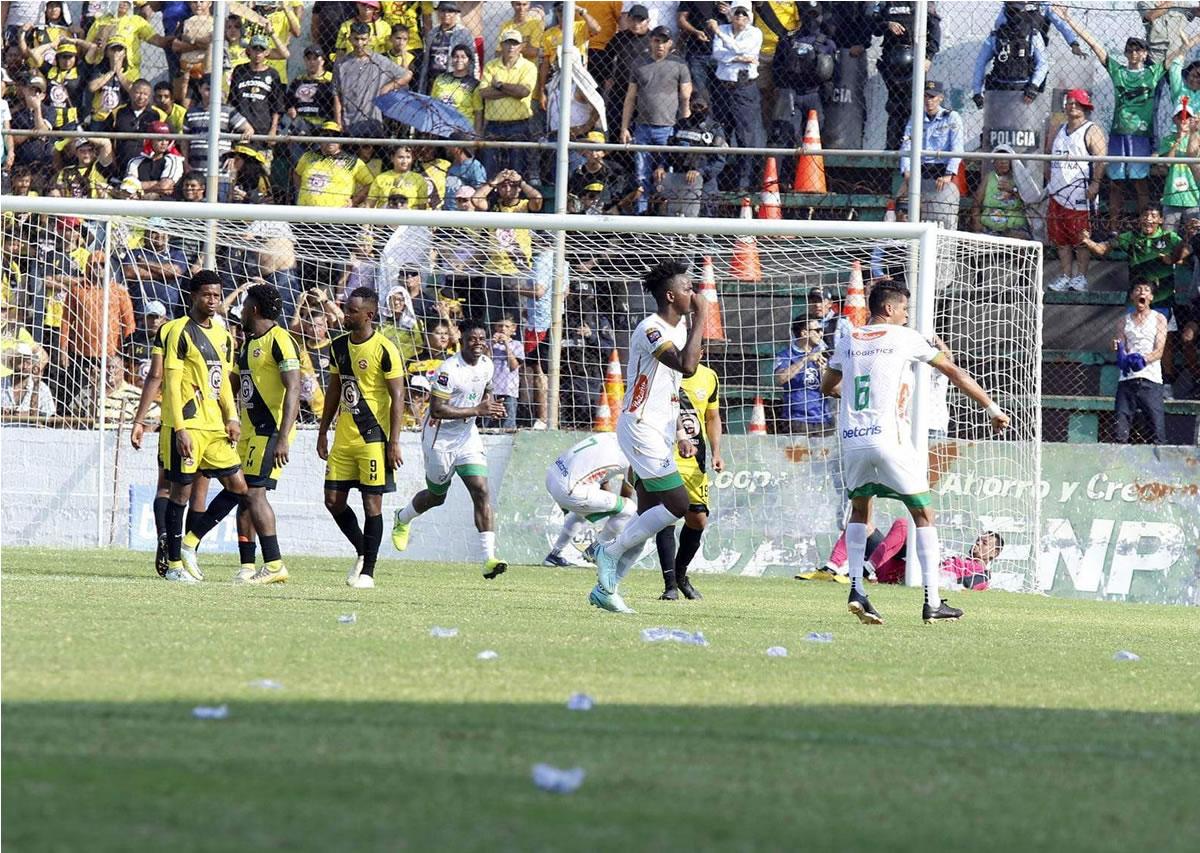 Bryan Johnson corre a celebrar su golazo de tiro libre.