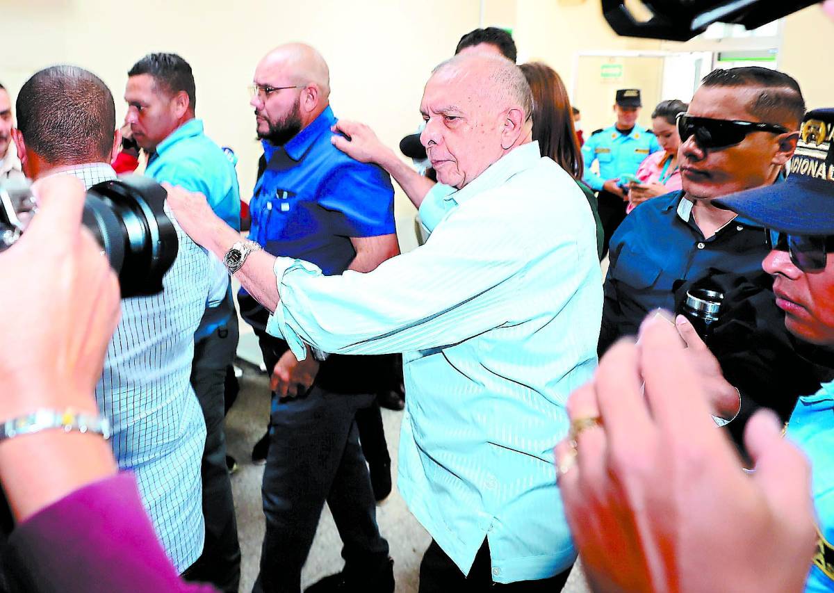 El expresidente Porfirio Lobo Sosa se defenderá en libertad