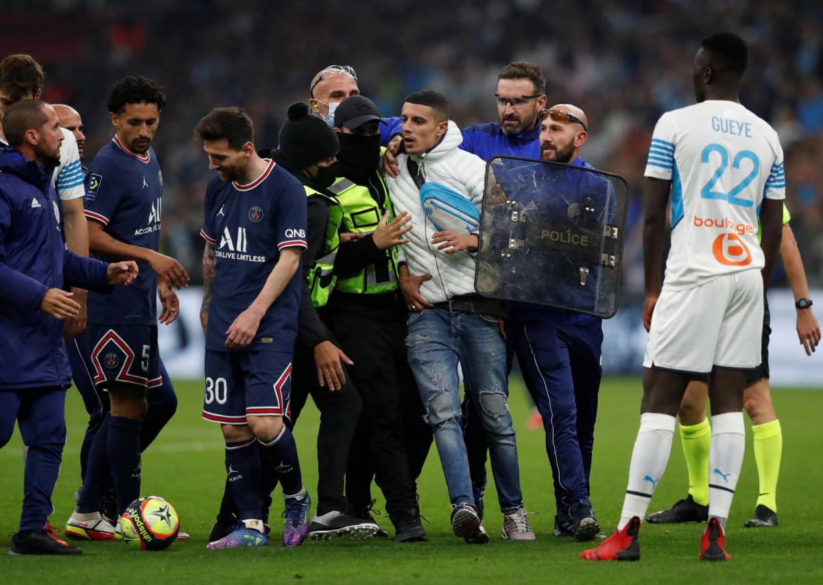 Un aficionado entró inesperadamente a la cancha en el Clásico de Francia. El seguidor interrumpió el contragolpe del PSG y persiguió a Messi para quitarle el balón.
