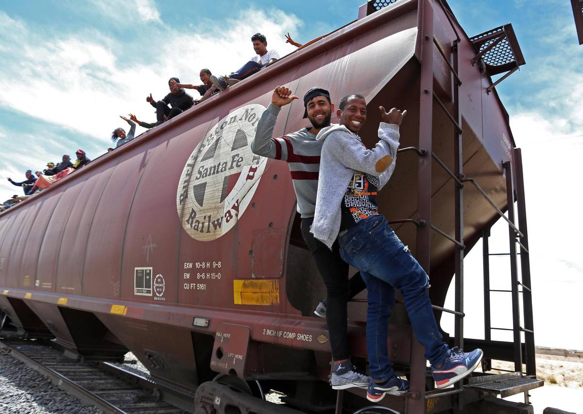 Migrantes viajan en el tren conocido como 'La bestia', el 25 de abril de 2024.