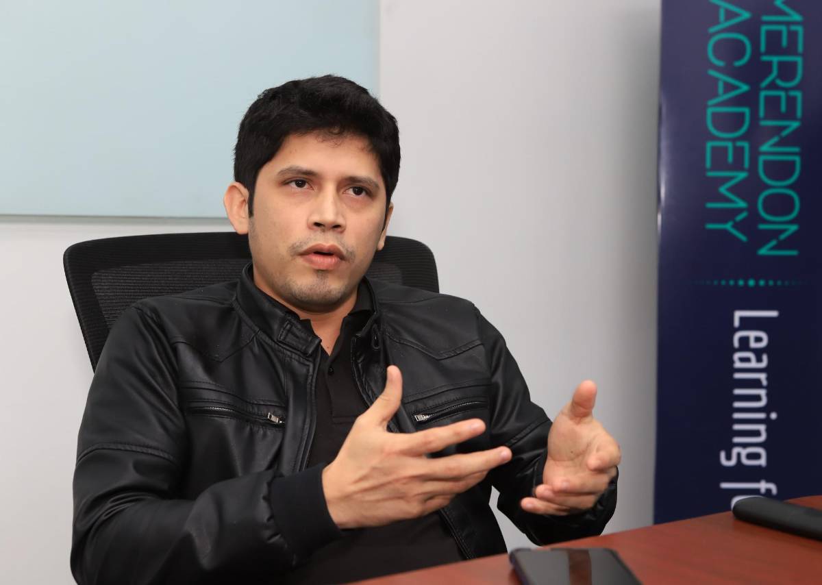 “Si se descuidan, podrían hackearles el WhatsApp”: Adonis Izaguirre