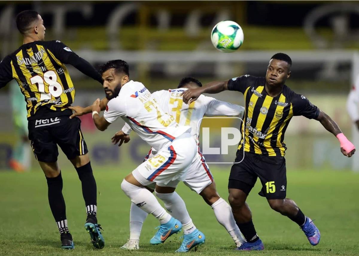 Jorge Álvarez y Júnior Lacayo no se dieron tregua en la lucha por el balón.