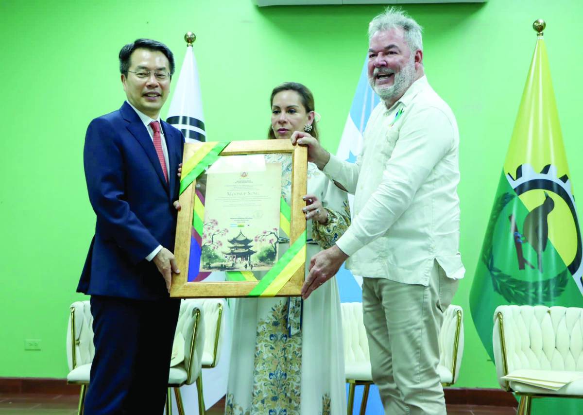 El técnico Honduras Corea recibe donación millonaria en equipo