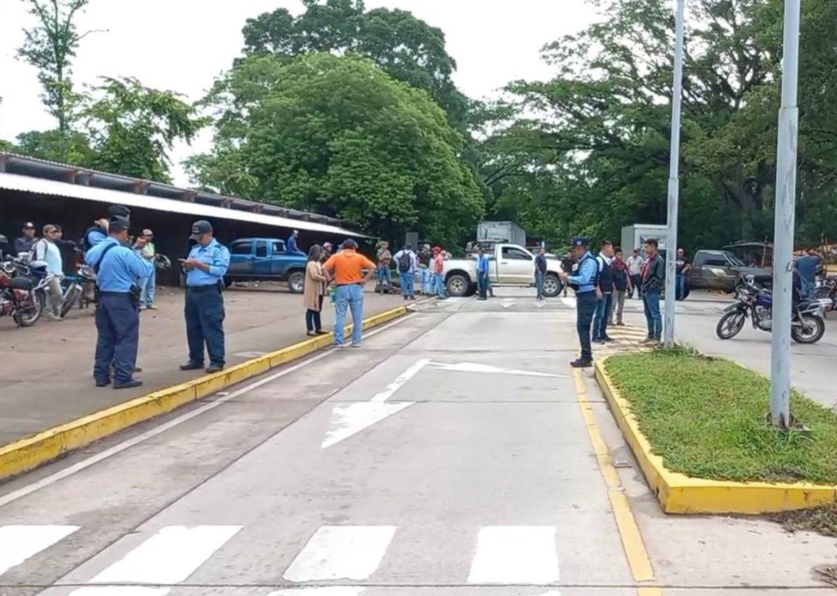 Pobladores de Copán Ruinas se toman la CA-11