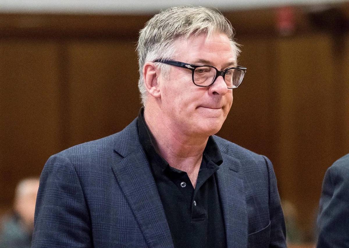 Alec Baldwin tira el celular de una mujer que lo estaba grabando