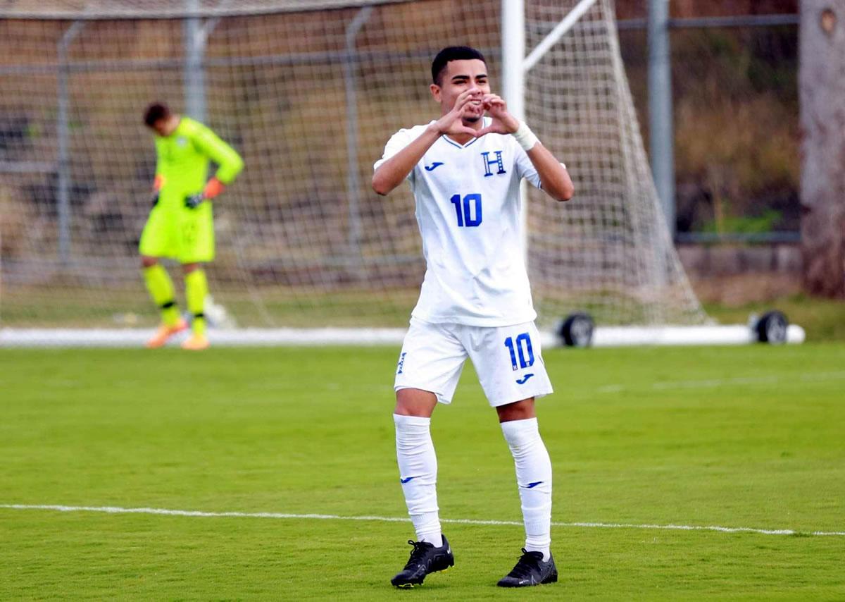 Isaac Castillo celebrando su golazo en el amistoso contra República Dominicana.