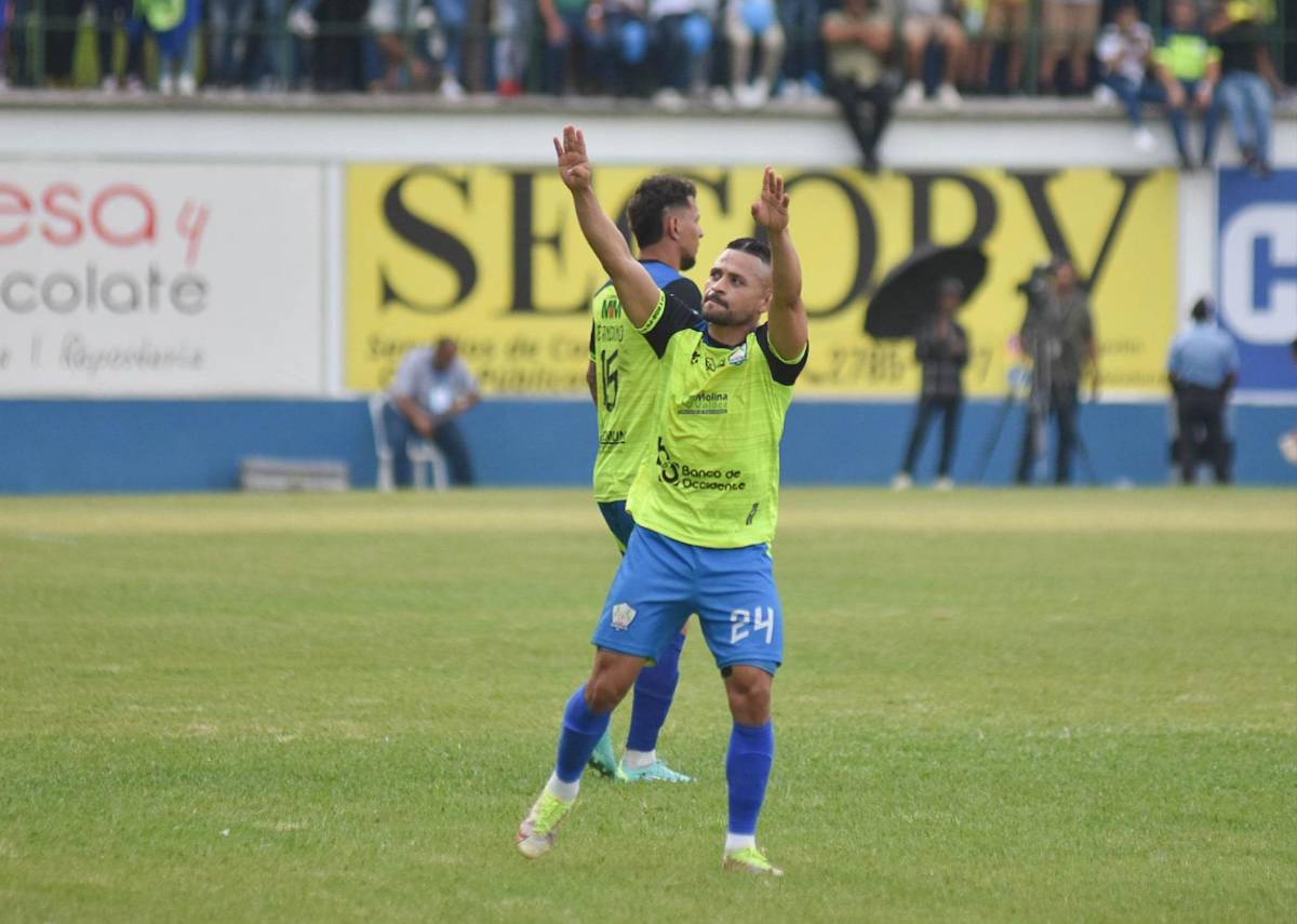 Omar Elvir festejando su gol que abrió el marcador.