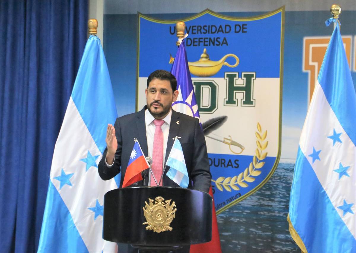 El ministro de Defensa José Manuel Zelaya Rosales.