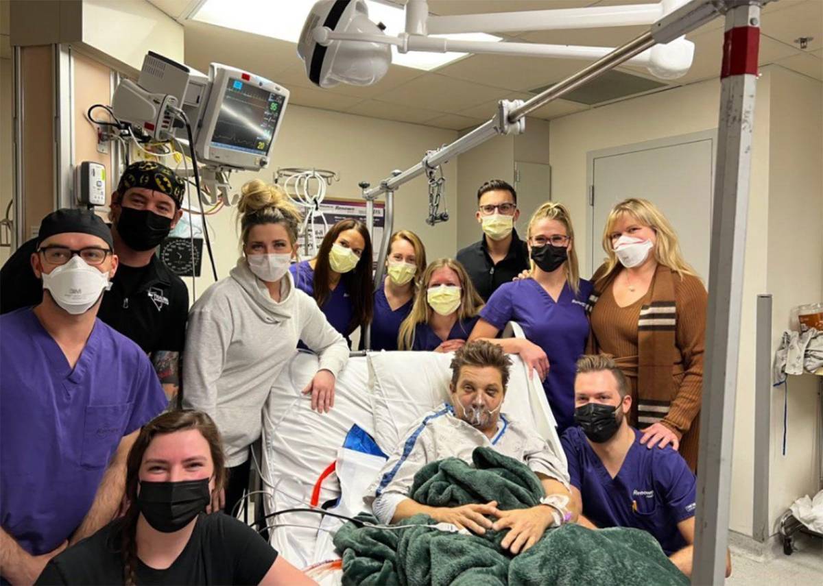 Jeremy Renner festeja su cumpleaños 52 en el hospital
