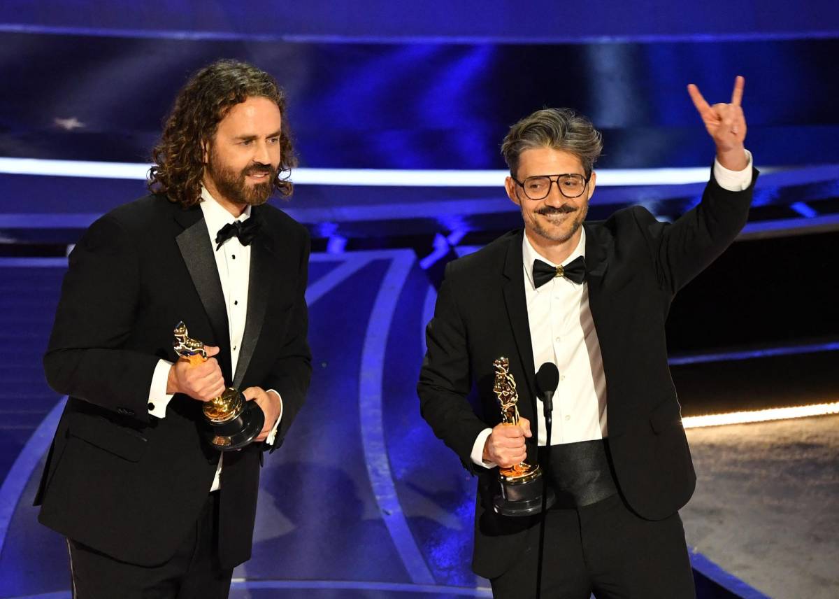 Leo Sanchez Barbosa y Alberto Mielgo aceptan el premio a mejor cortometraje animado por ‘El limpiaparabrisas’.