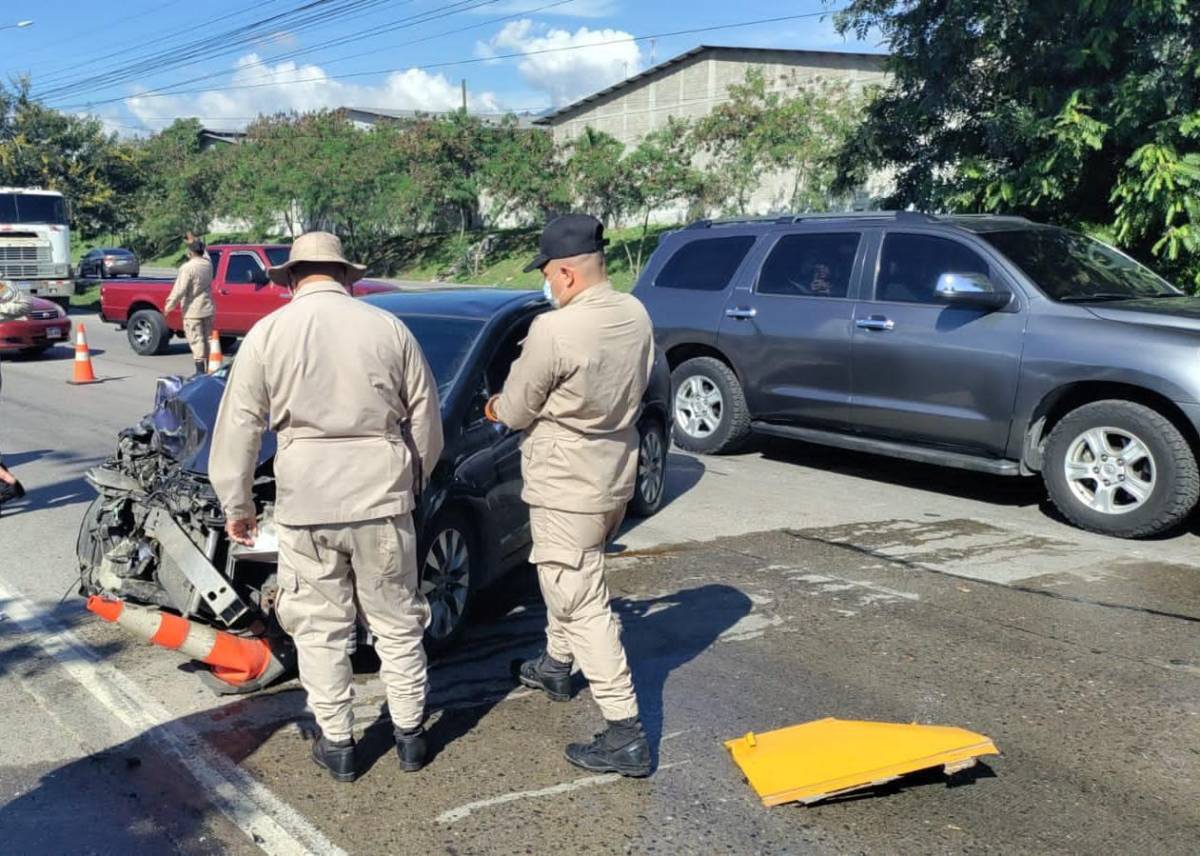 Jóvenes que conducían turismo impactan con camión de bomberos en Choloma