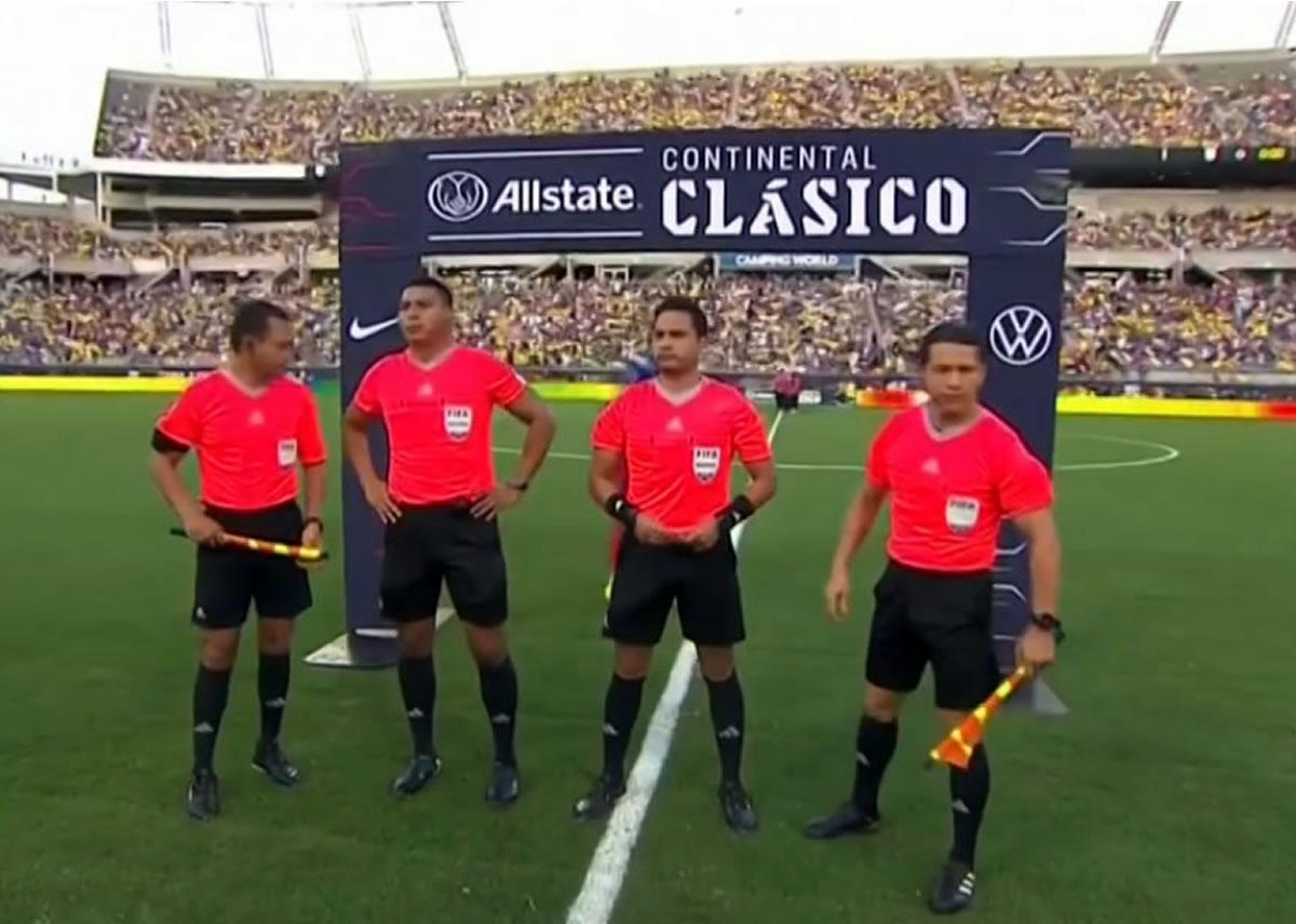 El árbitro hondureño Saíd Martínez pita el amistoso entre Estados Unidos y Brasil.