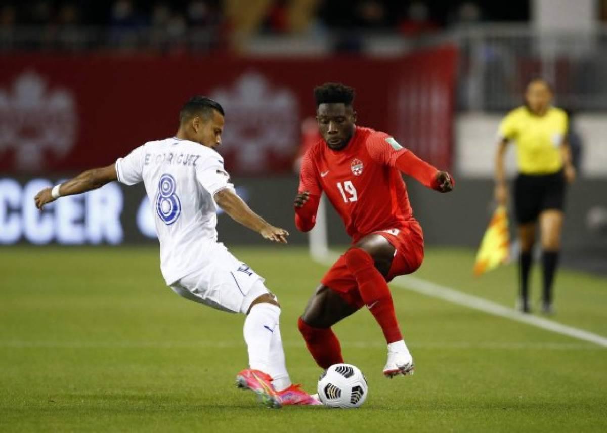 Alphonso Davies con la selección de Canadá en un juego ante Honduras.