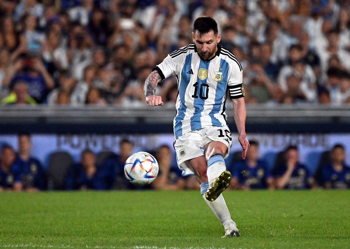 Así le pegó Messi al balón para marcar su golazo de tiro libre frente a Panamá.