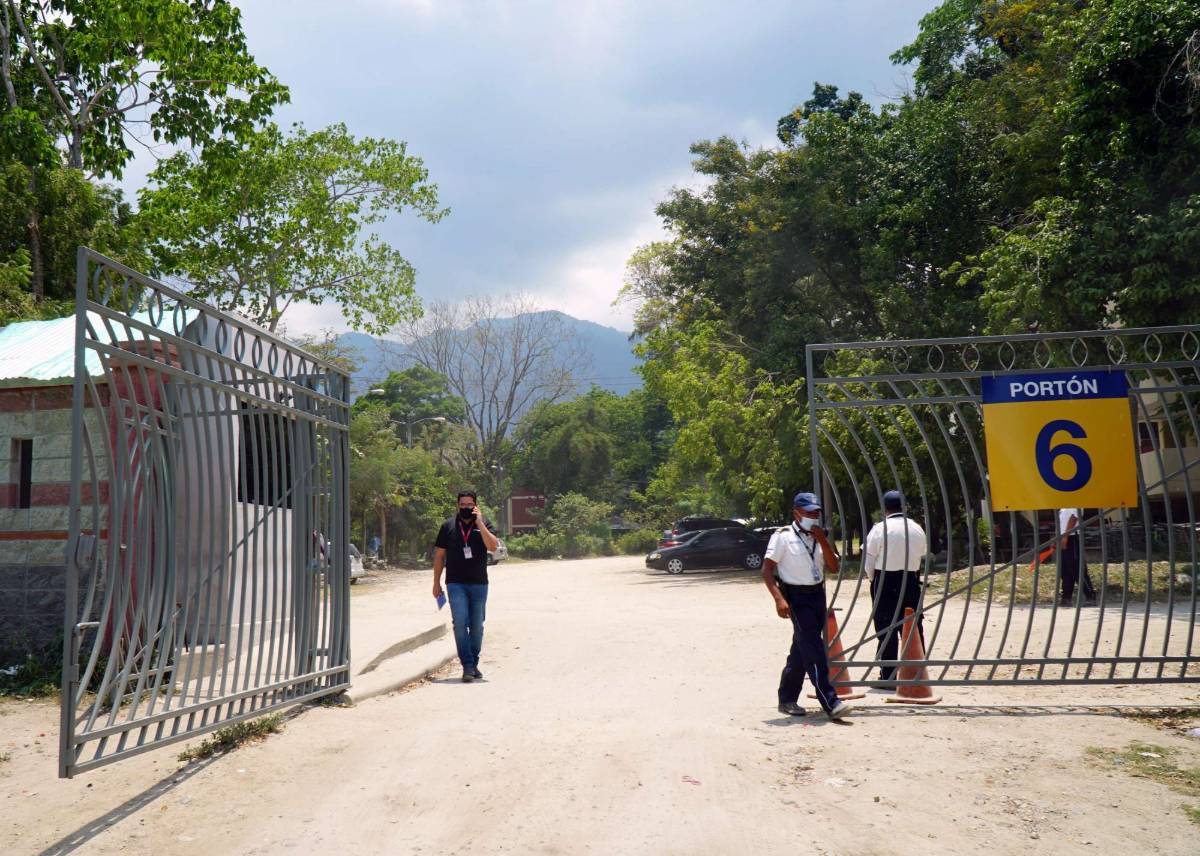 Ciudad Univeristaria continúa tomada por tres encapuchados