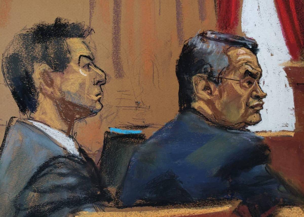 Renato Stabile, uno de los defensores, con el expresidente Juan Orlando Hernández durante la audiencia de selección del jurado.