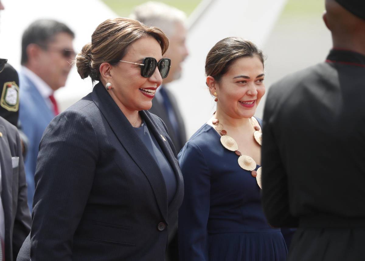 Presidenta Xiomara Castro llega a Panamá para estar presente en la investidura presidencial de José Raúl Mulino.