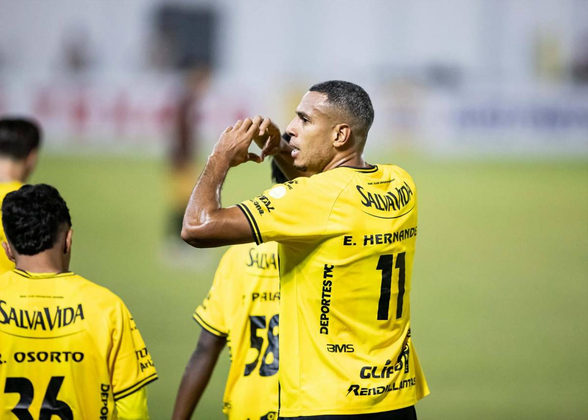 Futbolista sorprende a su bella novia, beso, fiesta del Real España y susto