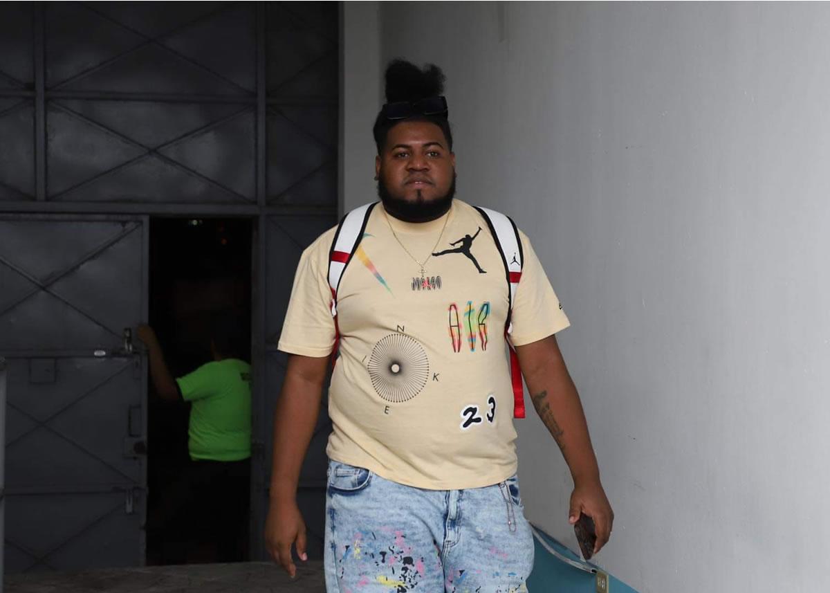 La More llegando al estadio Nacional Chelato Uclés.