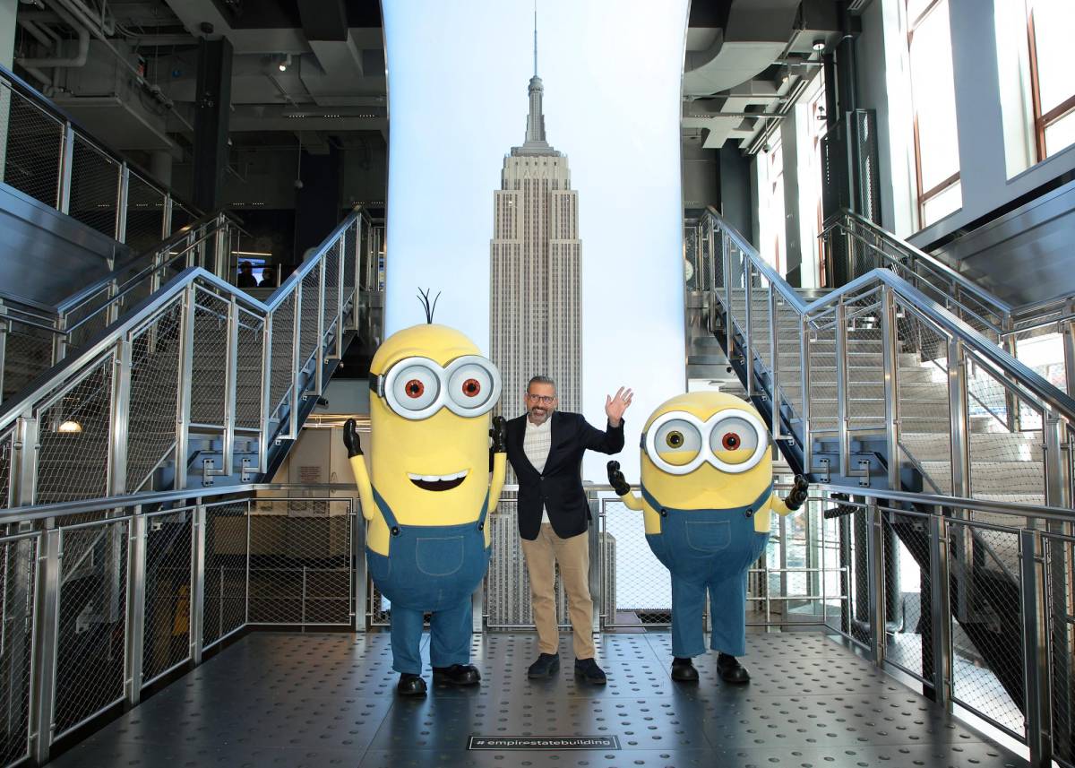 El actor Steve Carell posa con las botargas de los Minions en el Empire State Building.