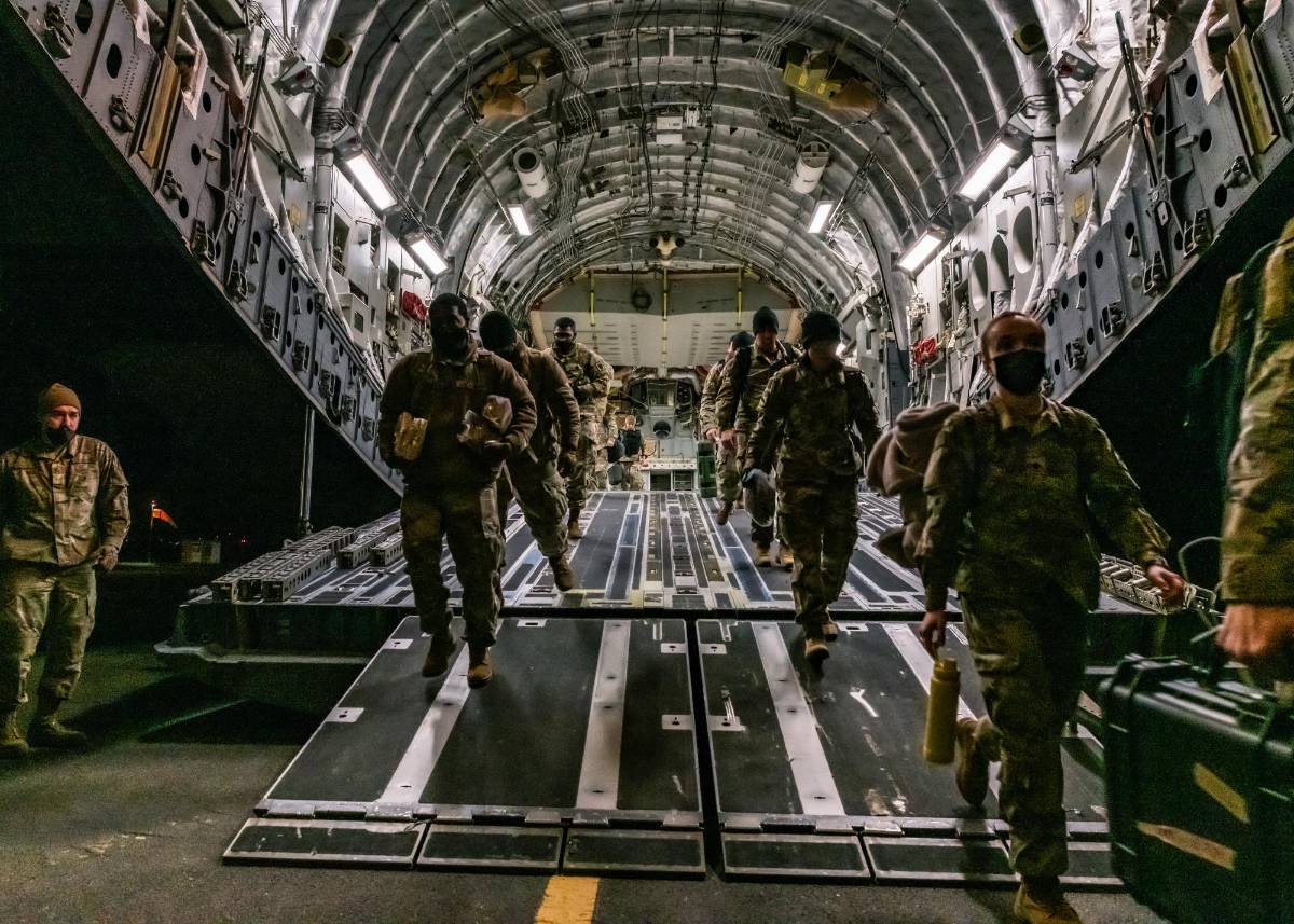 Llegan más refuerzos estadounidenses a Europa ante crisis ruso-ucraniana