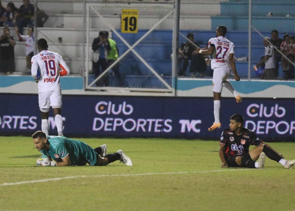 Jerry Bengtson es la figura del juego al marcar un hat-trick.