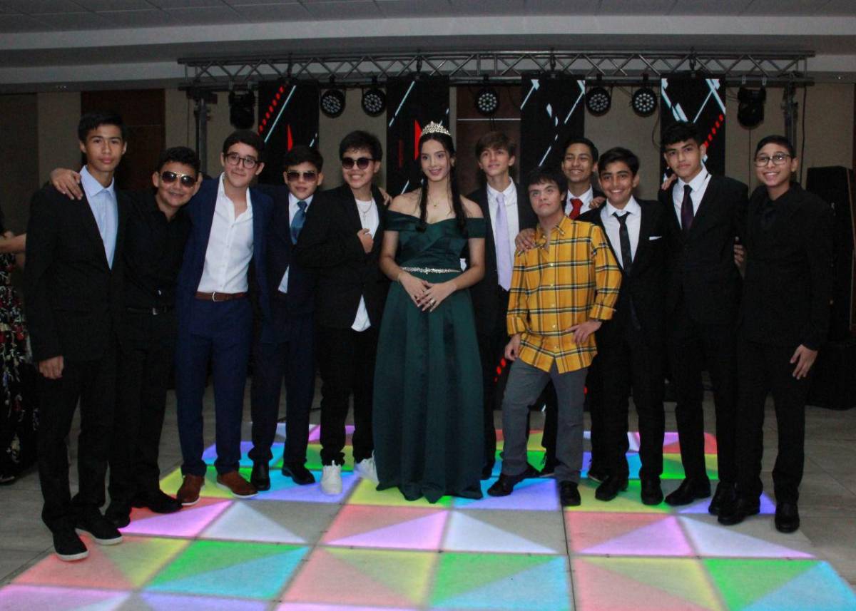 Karla Daniela Mejía celebra sus bendecidos 15 años