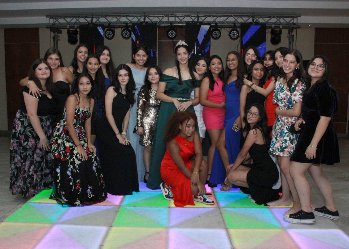 Karla Daniela Mejía celebra sus bendecidos 15 años