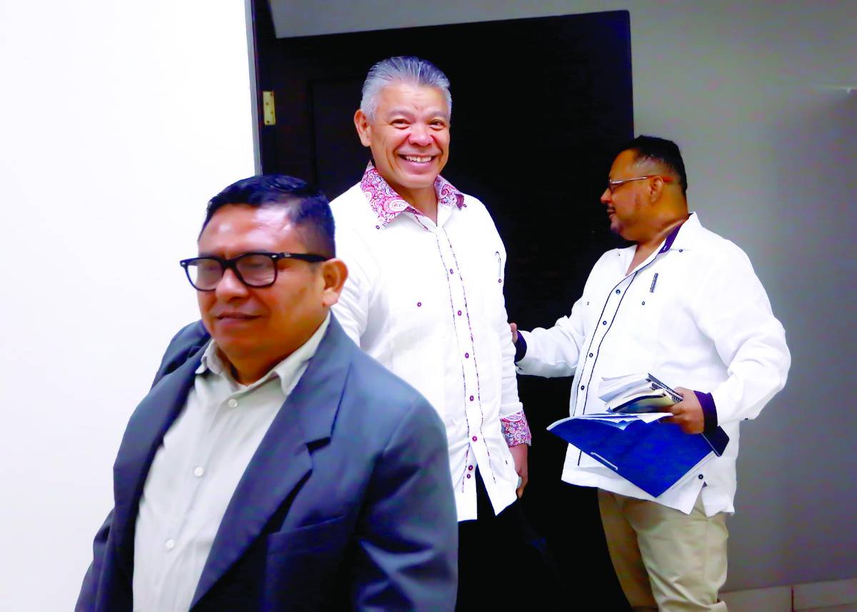 Jueza da 48 horas al alcalde Roberto Contreras para justificar su ausencia