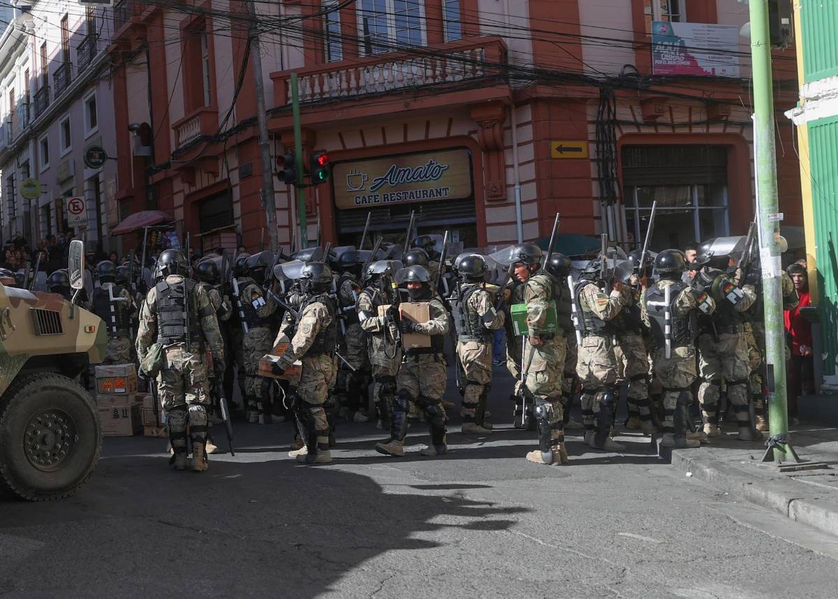Arce destituye al comandante general del Ejército y militares se retiran con tanquetas de la sede de gobierno en La Paz