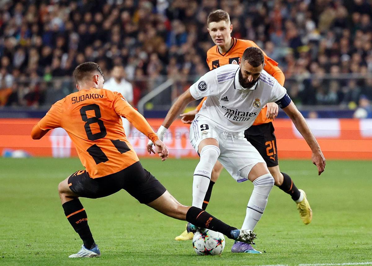 Karim Benzema trata de quitarse la marca de Georgiy Sudakov, del Shakhtar Donetsk.